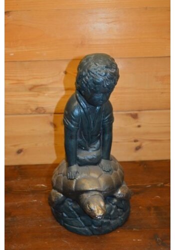 Gipsen beeld jongen op schildpad 
