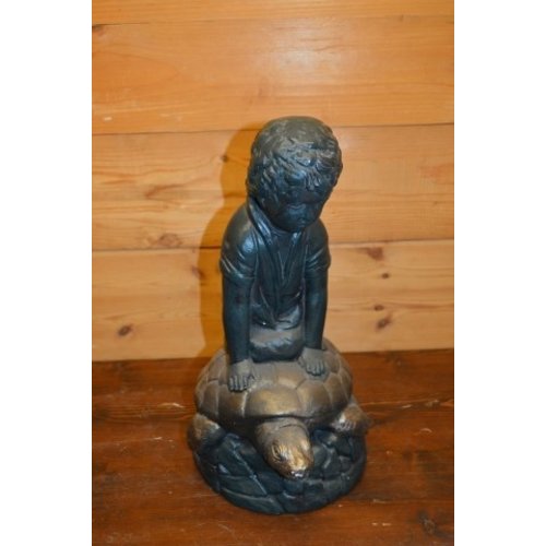 Gipsen beeld jongen op schildpad 