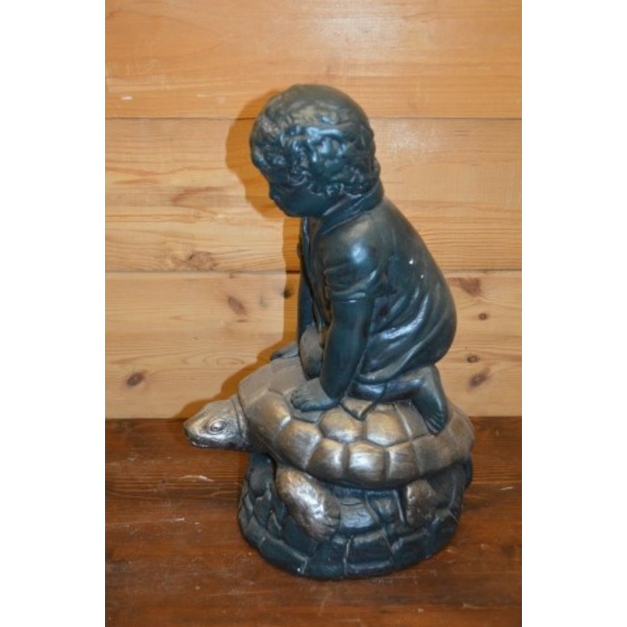 Lief beeld van jongen op schildpad van gips-2