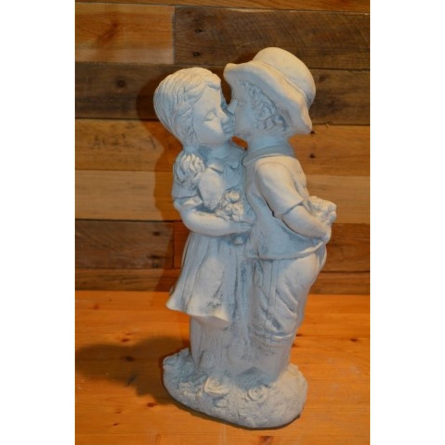 Romantisch betonnen kinderbeeld – Jongen en meisje die een kusje geven-1