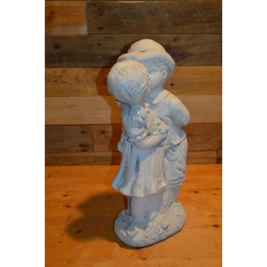 Romantisch betonnen kinderbeeld – Jongen en meisje die een kusje geven-2