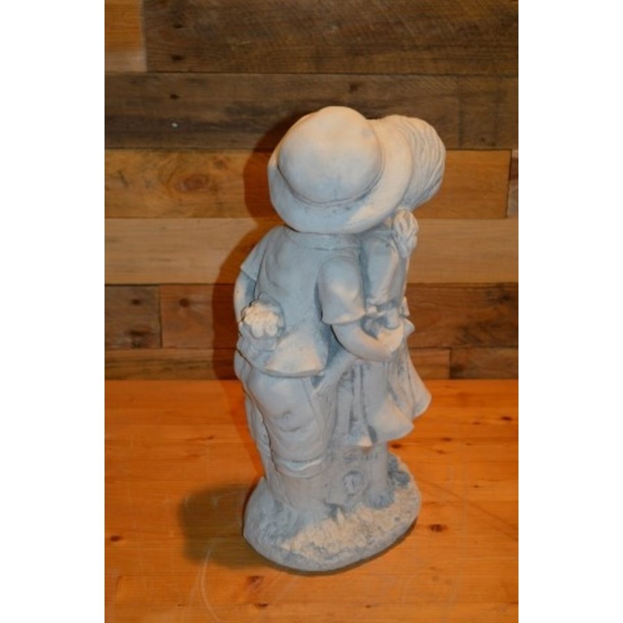 Romantisch betonnen kinderbeeld – Jongen en meisje die een kusje geven-4