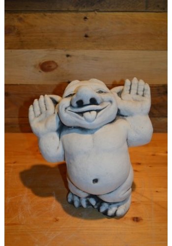 Betonnen beeld lachende trol 