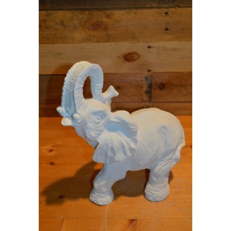 Betonnen olifant met slurf omhoog voor geluk en voorspoed-1