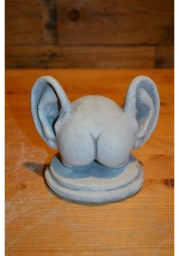 Betonnen beeld blote billen met oren 