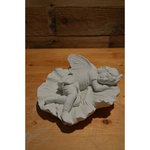 Betonnen beeld slapend elfje in bloem 