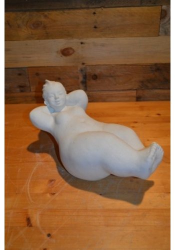 Betonnen beeld dikke dame buikspieroefeningen 