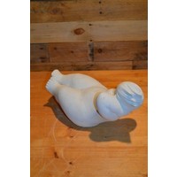 Betonnen beeld van dikke dame die buikspieroefeningen doet