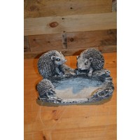 Betonnen familie egel op water- of voerbakje voor binnen en buiten
