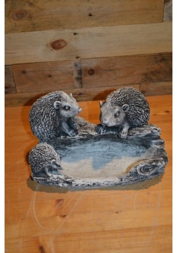 Betonnen beeld familie egel op waterbakje 