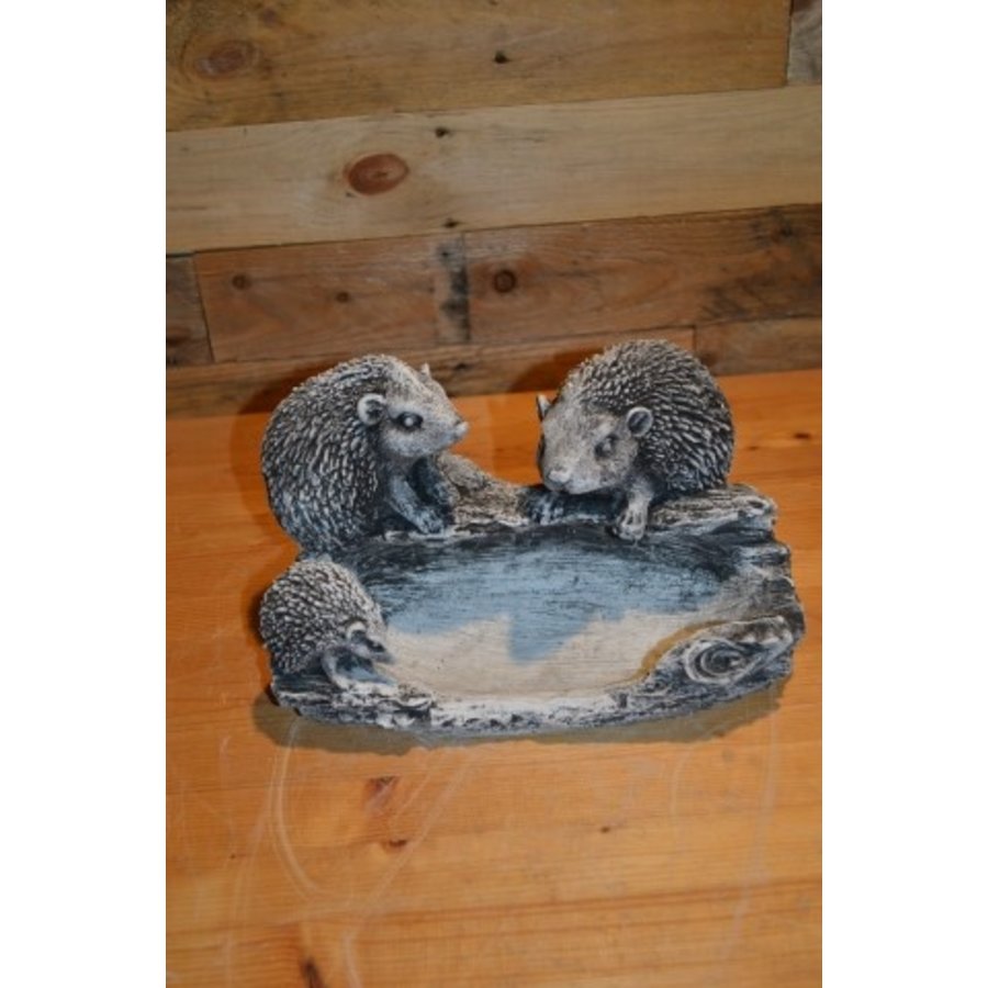 Betonnen familie egel op water- of voerbakje voor binnen en buiten-1