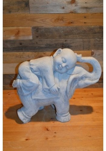 Betonnen beeld jonge Shaolin monnik op olifant 