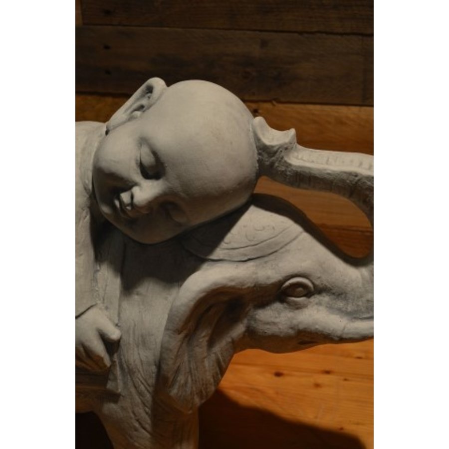 Betonnen beeld van jonge Shaolin monnik slapend op olifant voor tuin of interieur-5