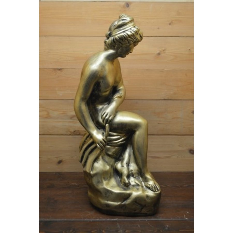 Polyester beeld van een vrouw zittend op een rots met slang in goudkleur-2