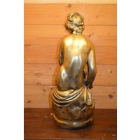 thumb-Polyester beeld van een vrouw zittend op een rots met slang in goudkleur-3