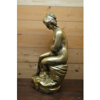 thumb-Polyester beeld van een vrouw zittend op een rots met slang in goudkleur-4