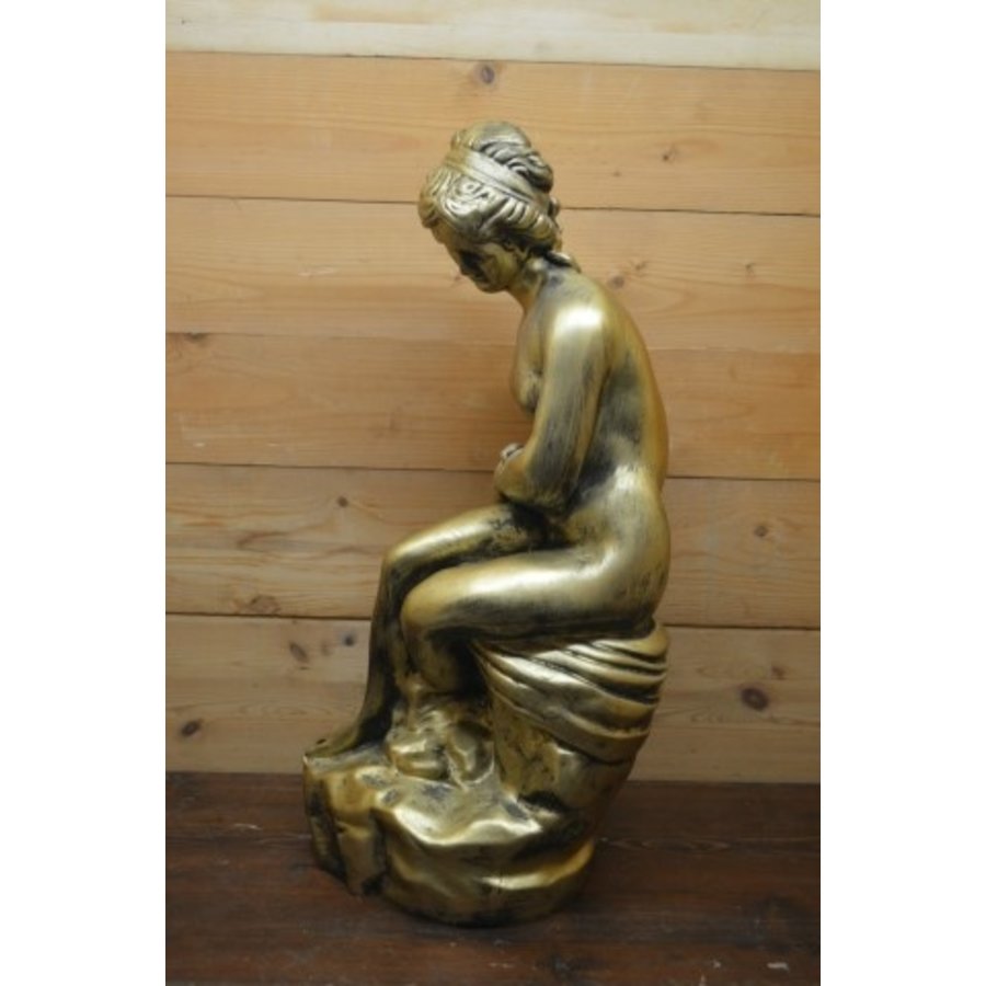 Polyester beeld van een vrouw zittend op een rots met slang in goudkleur-4