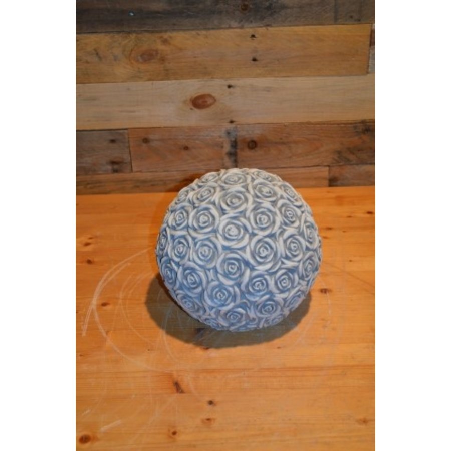 Betonnen ornament met rozen in bolvorm – sierlijke tuindecoratie voor buiten-2