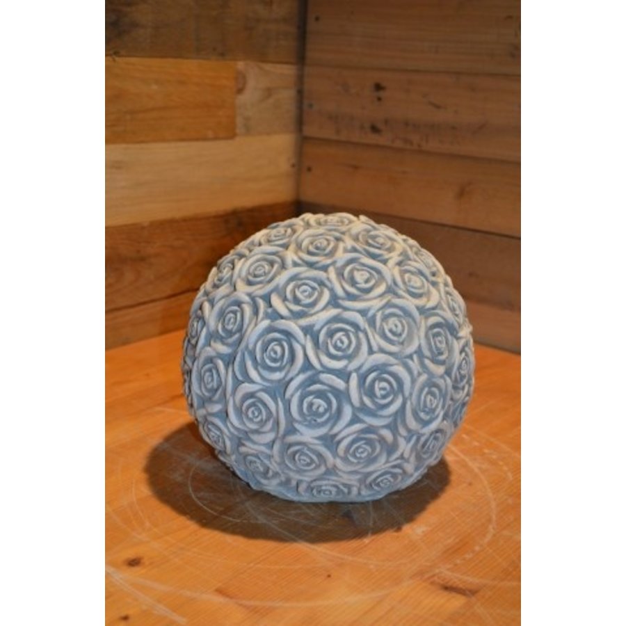 Betonnen ornament met rozen in bolvorm – sierlijke tuindecoratie voor buiten-3
