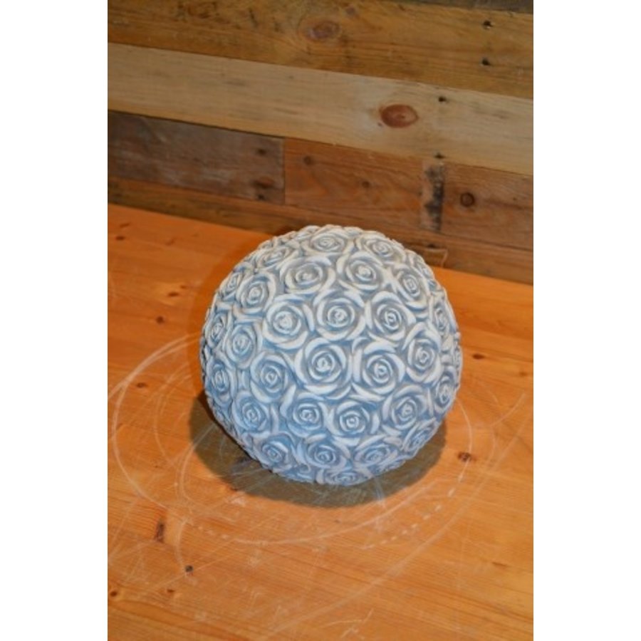 Betonnen ornament met rozen in bolvorm – sierlijke tuindecoratie voor buiten-1