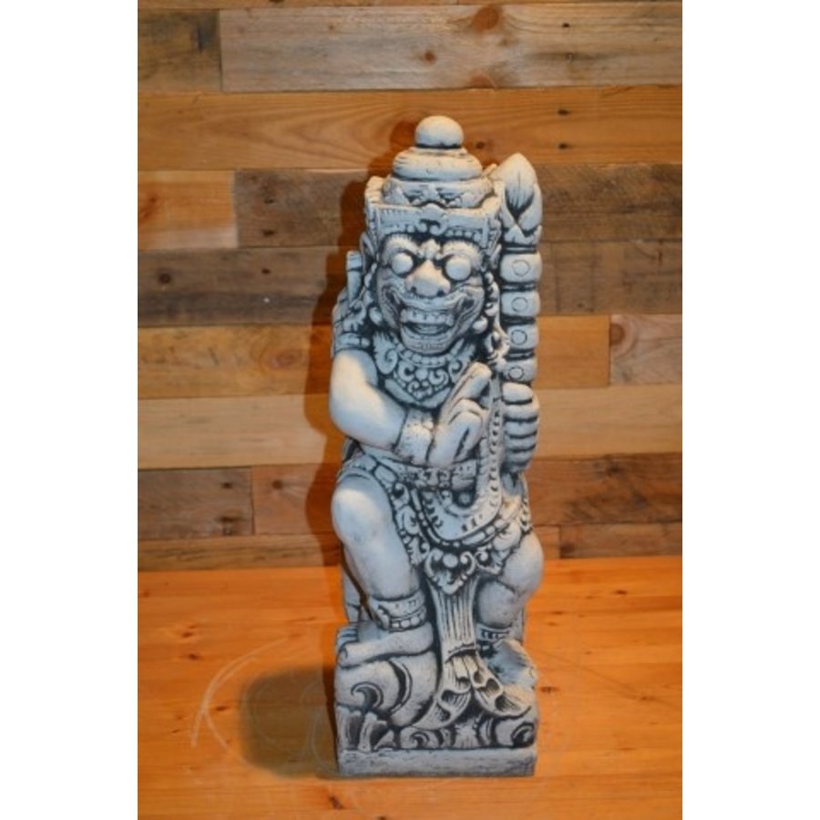 Betonnen Balinese tempelwachter met wapen links-1