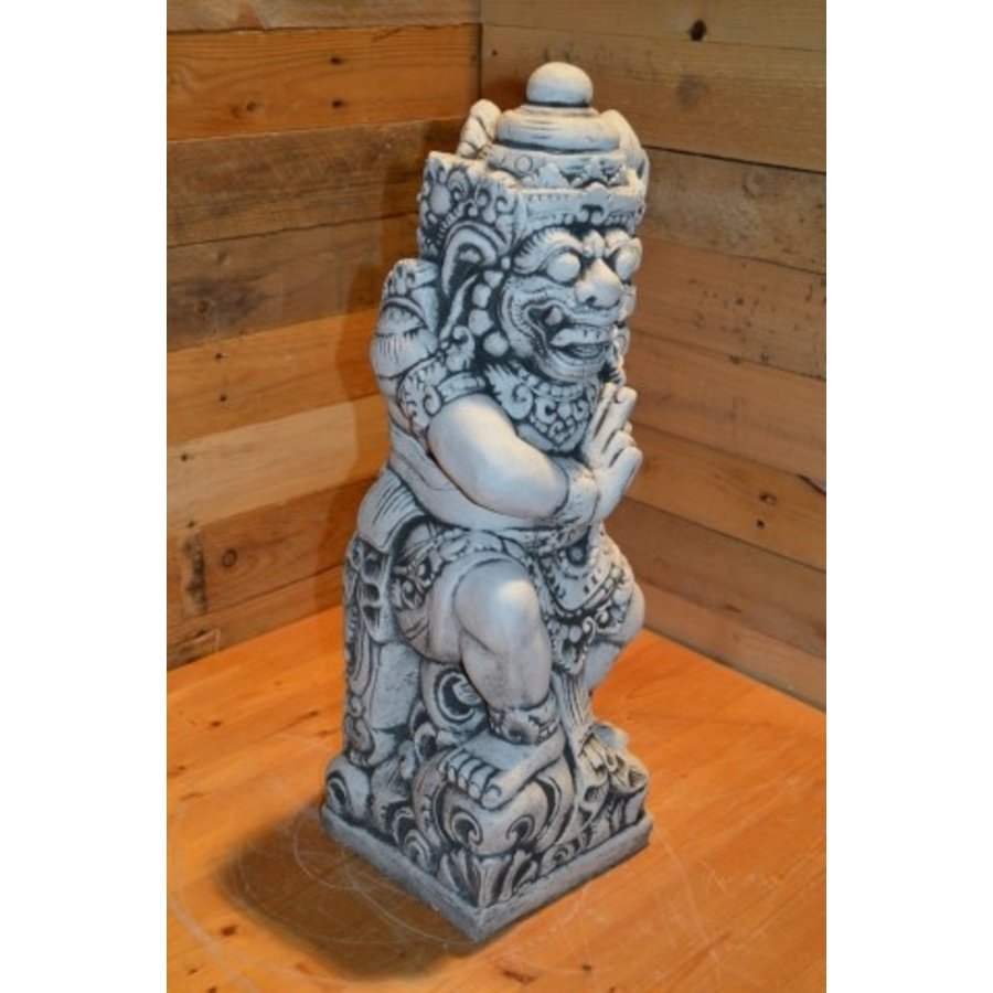 Betonnen Balinese tempelwachter met wapen links-2
