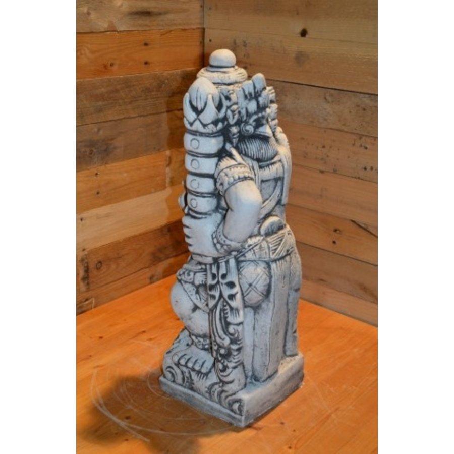 Betonnen Balinese tempelwachter met wapen links-4