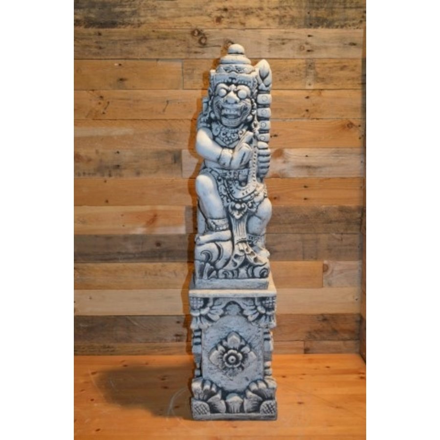 Betonnen Balinese tempelwachter op zuil met wapen links-1