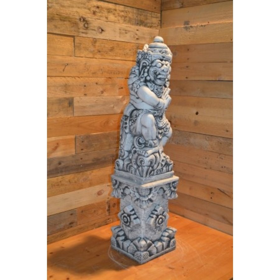 Betonnen Balinese tempelwachter op zuil met wapen links-2