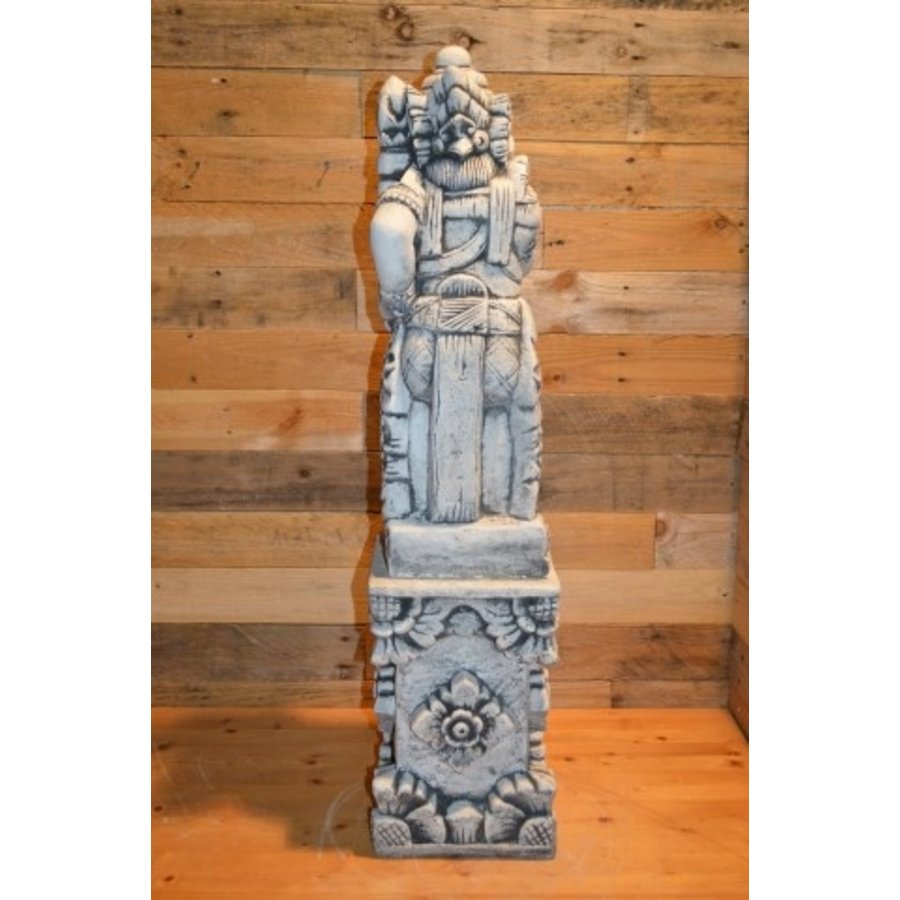 Betonnen Balinese tempelwachter op zuil met wapen links-3