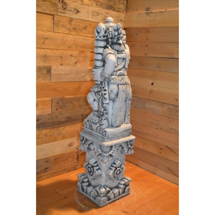Betonnen Balinese tempelwachter op zuil met wapen links-4