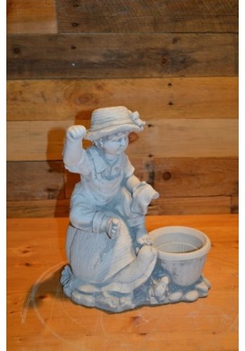 Betonnen beeld kind op slak met bloempotje 