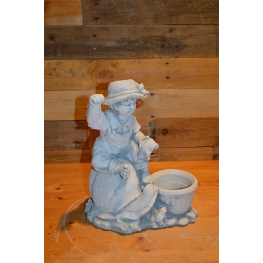 Kind op slak met bloempotje – Betonnen kinderbeeldje voor tuin of terras-1