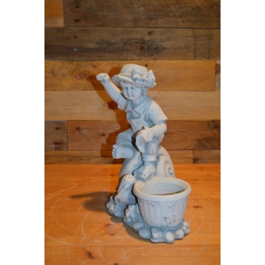 Kind op slak met bloempotje – Betonnen kinderbeeldje voor tuin of terras-2