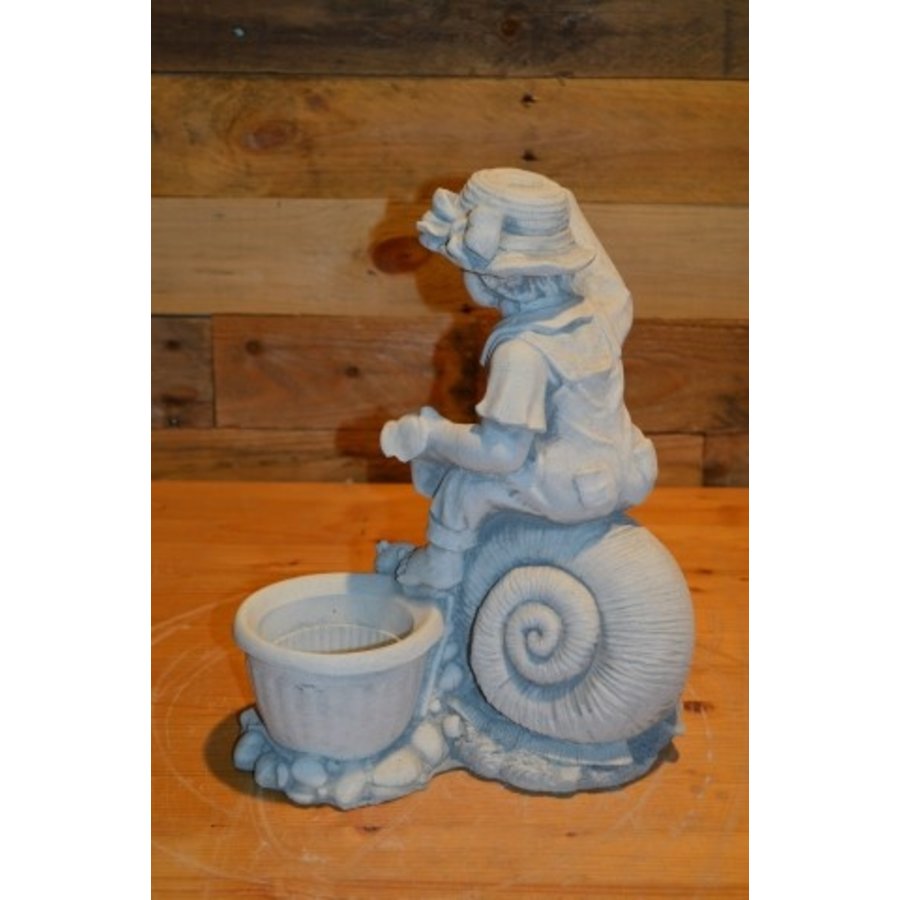 Kind op slak met bloempotje – Betonnen kinderbeeldje voor tuin of terras-3