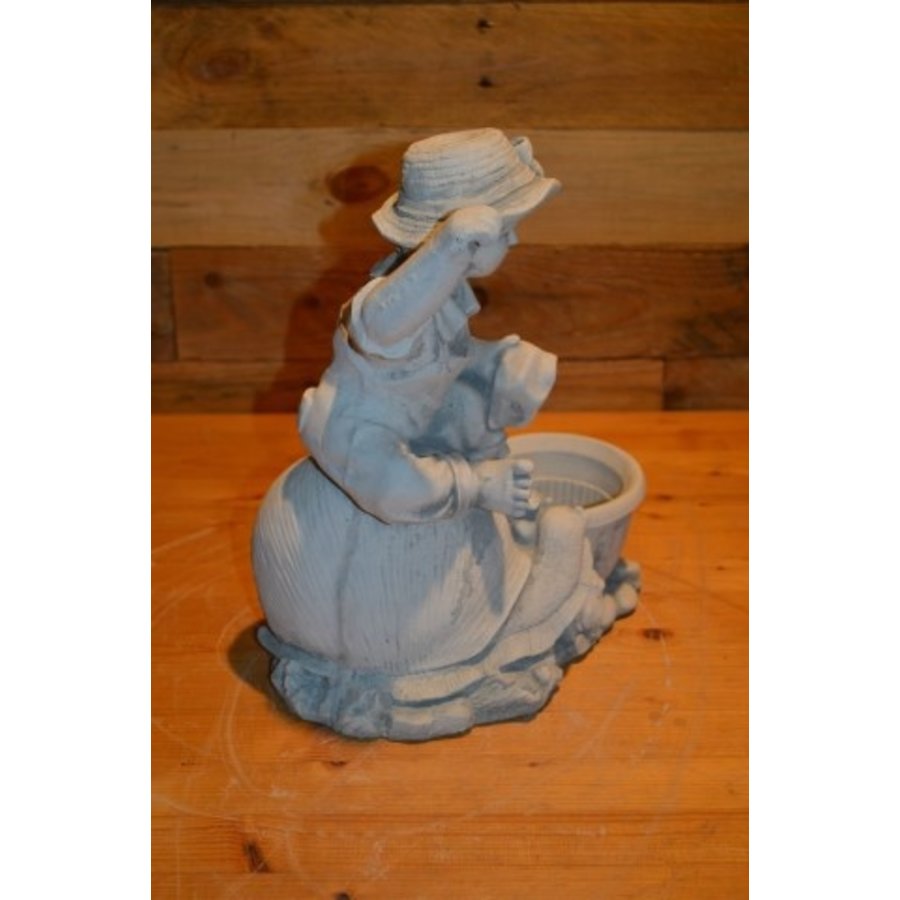 Kind op slak met bloempotje – Betonnen kinderbeeldje voor tuin of terras-4