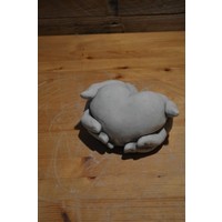 thumb-Betonnen beeldje van beschermd hart in handen – symbool van liefde, troost en geborgenheid-2