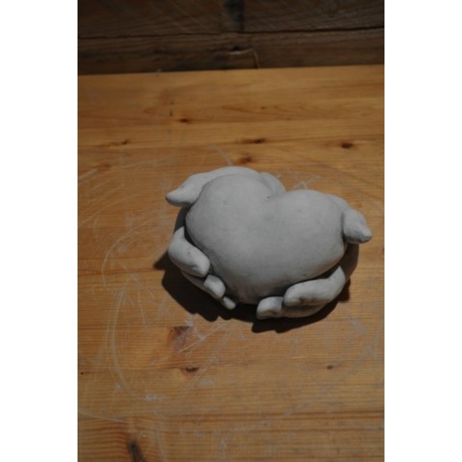 Betonnen beeldje van beschermd hart in handen – symbool van liefde, troost en geborgenheid-2