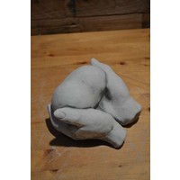 thumb-Betonnen beeldje van beschermd hart in handen – symbool van liefde, troost en geborgenheid-3