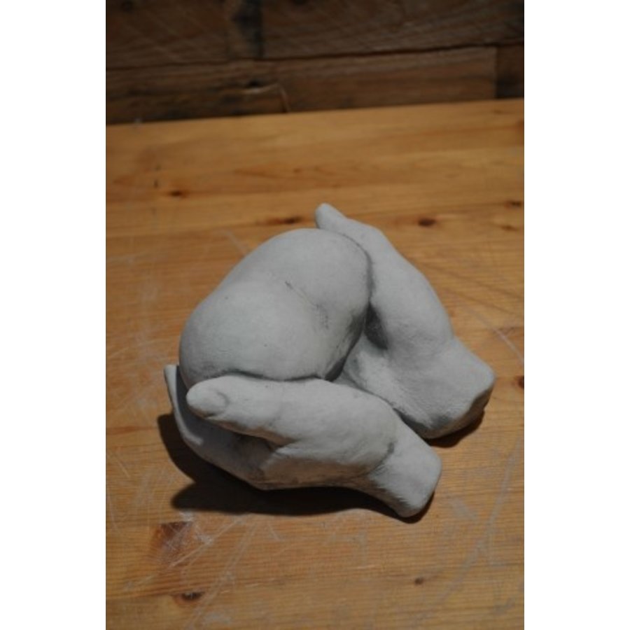 Betonnen beeldje van beschermd hart in handen – symbool van liefde, troost en geborgenheid-3