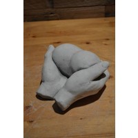 thumb-Betonnen beeldje van beschermd hart in handen – symbool van liefde, troost en geborgenheid-4