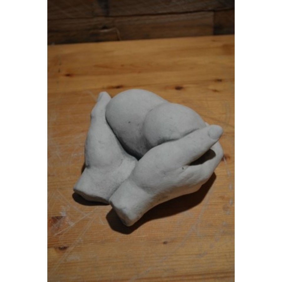 Betonnen beeldje van beschermd hart in handen – symbool van liefde, troost en geborgenheid-4