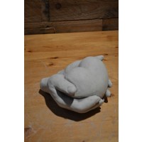 thumb-Betonnen beeldje van beschermd hart in handen – symbool van liefde, troost en geborgenheid-1