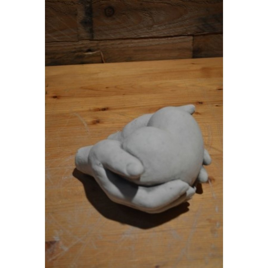 Betonnen beeldje van beschermd hart in handen – symbool van liefde, troost en geborgenheid-1