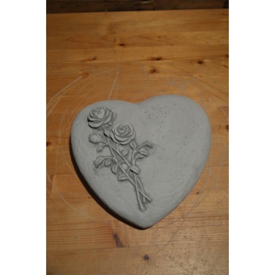 Betonnen hart met rozen – symbool van liefde en herinnering-1