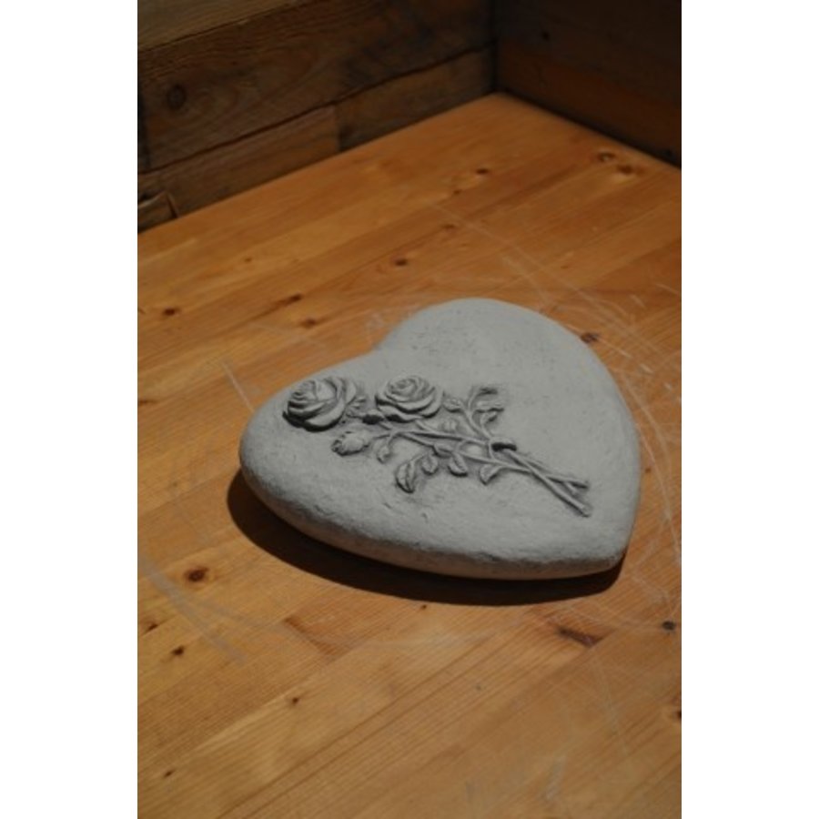 Betonnen hart met rozen – symbool van liefde en herinnering-2