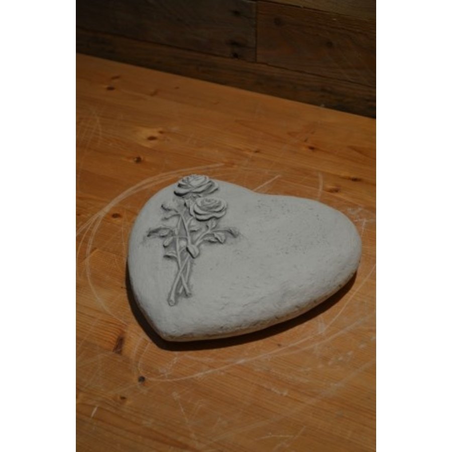 Betonnen hart met rozen – symbool van liefde en herinnering-3