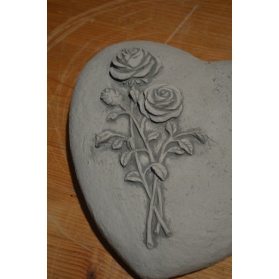 Betonnen hart met rozen – symbool van liefde en herinnering-4