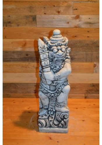 Betonnen beeld Balinese tempelwachter rechts 