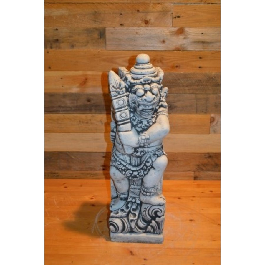 Balinese tempelwachter met wapen rechts van zich – betonnen tuinbeeld-1